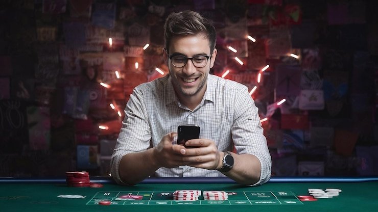 Membaca cashback melalui layar ponsel